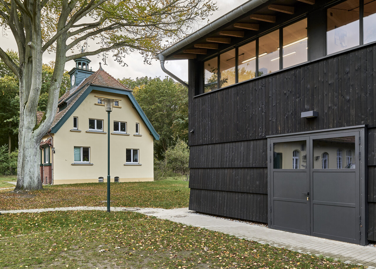 Institutsgebäude in Sacrow, Blick auf die Erweiterung, Bearbeitung für (link: https://www.habermann-architektur.de text: Habermann Architektur)