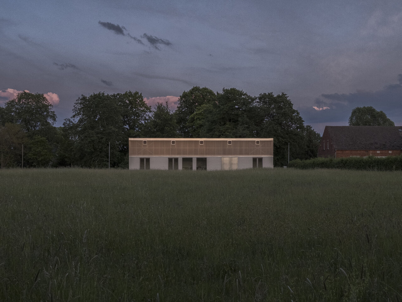 Einfamilienhaus in Sonnewalde, Blick vom Feld, Bearbeitung für (link: https://www.habermann-architektur.de text: Habermann Architektur)